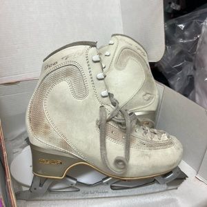 Edea Ice Fly skates 230B With Gold Seal Revolution blades